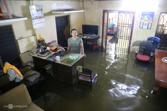 Téměř půl metru vody zaplavilo obývací pokoj Nguyen Thi Ngoc Diep a poškodilo její pohovku a ledničku 25. října. Foto VnExpress/Dinh Van
