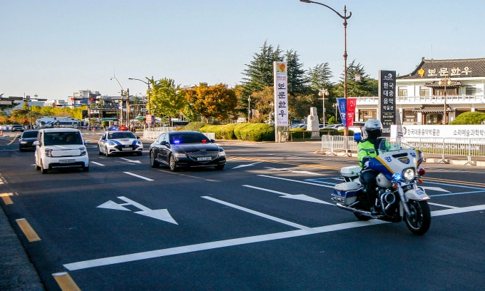 Đoàn xe cảnh sát gần Trung tâm Hội nghị Quốc tế Gyeongju Hwabaek hôm 28/10. Ảnh: AFP