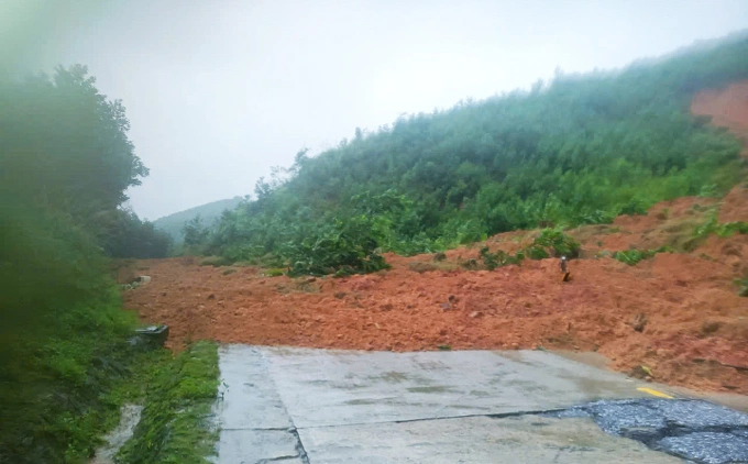 Đường Hồ Chí Minh nhánh đông bị sạt lở ngày 29/10 gây ách tắc giao thông. Ảnh: Cục Đường bộ Việt Nam