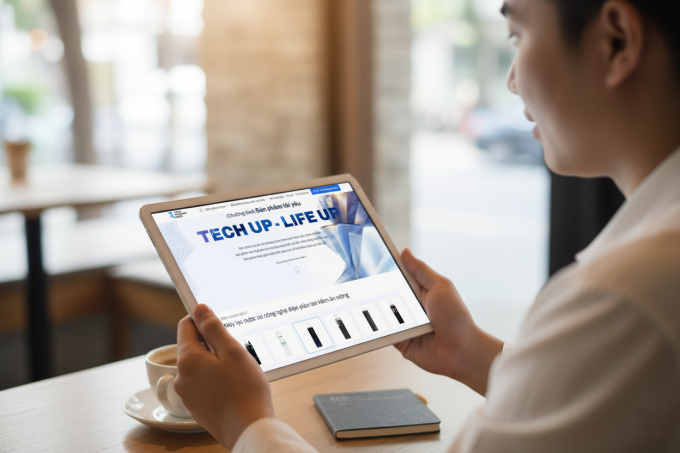 Người dùng truy cập trang bình chọn máy lọc nước có công nghệ ion kiềm ấn tượng. Ảnh: Thái Anh