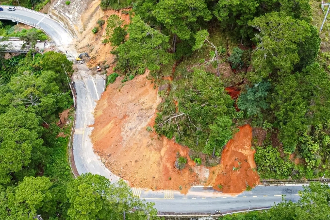 Quả đồi với các vết nứt nhìn từ trên cao. Ảnh: Khánh Hương