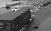 Xe container đâm ngã người đi bộ giữa ngã tư