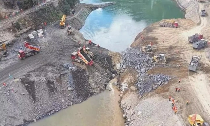 Công trường xây dựng đập thủy điện trên sông Nhã Lung. Ảnh: CCTV