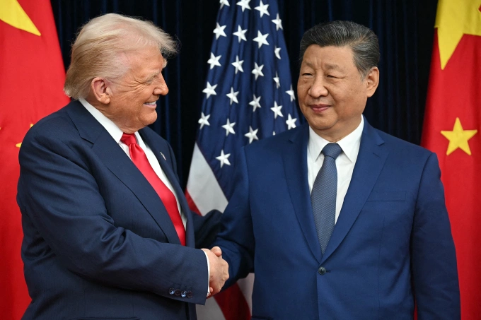 Tổng thống Mỹ Donald Trump (trái) bắt tay Chủ tịch Trung Quốc Tập Cận Bình trong cuộc gặp tại sân bay quốc tế Gimhae, thành phố Busan ngày 30/10. Ảnh: AFP