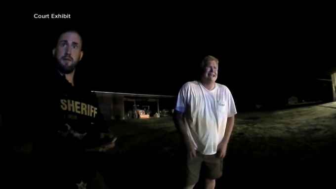 Alex Murdaugh khóc nức nở khi dẫn cảnh sát đến nơi phát hiện thi thể vợ và con trai út. Ảnh: ABC