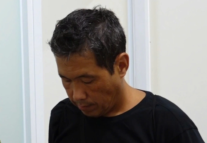 Omokeev Ulukbek tại cơ quan điều tra. Ảnh: Công an tỉnh Khánh Hòa