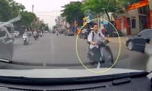 Cậu bé lao xe máy như gió đối đầu ôtô