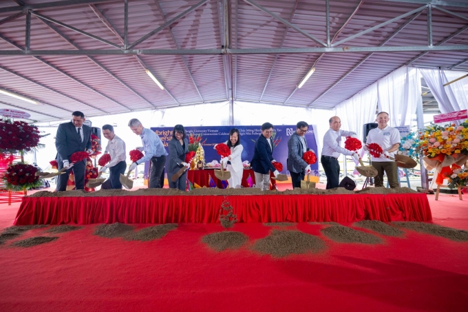 Đại diện lãnh đạo trường Đại học Fulbright Việt Nam cùng bà Trần Thị Diệu Thúy - Phó chủ tịch Ủy ban Nhân dân TP HCM, đại diện Ban quản lý Khu công nghệ cao TP HCM (thứ 4 từ trái qua) và các khách mời danh dự khác tiến hành nghi thức xúc cát. Ảnh: Trường Đại học Fulbright Việt Nam