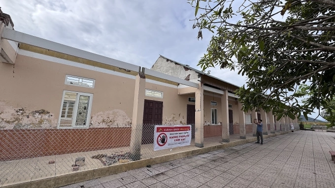 Dãy phòng học bị phong toả sau khi một phần bị sập sau bão.