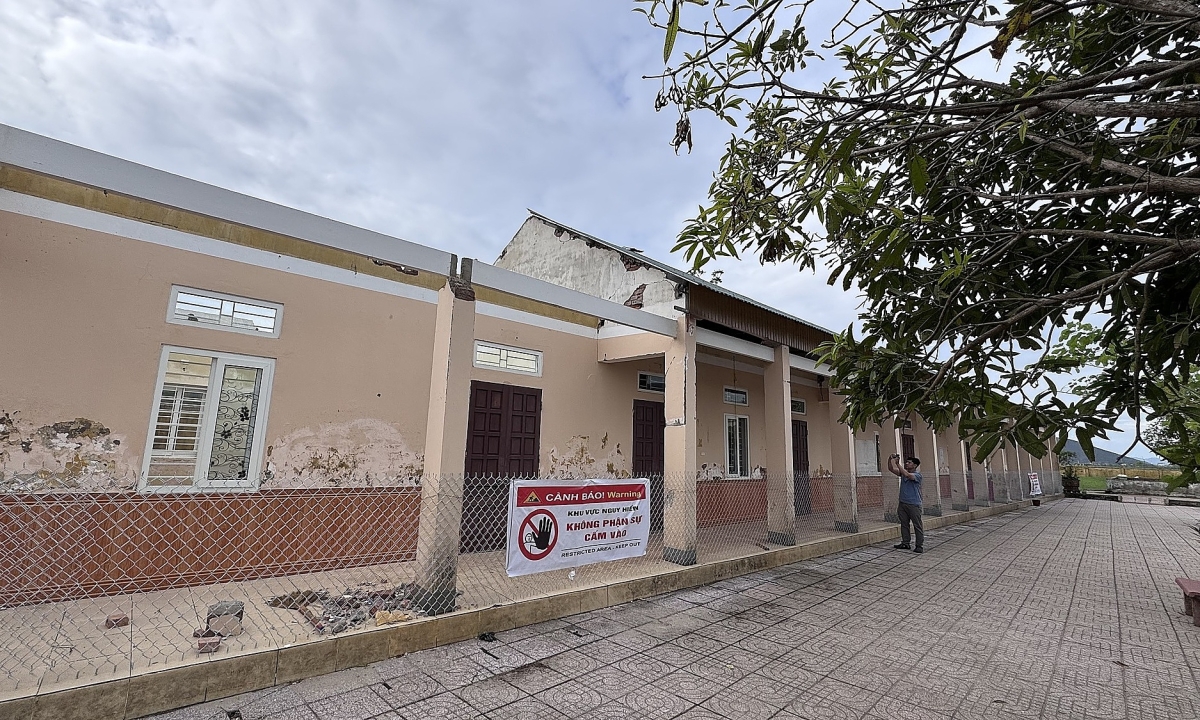Trường học miền Trung xoay xở sau bão