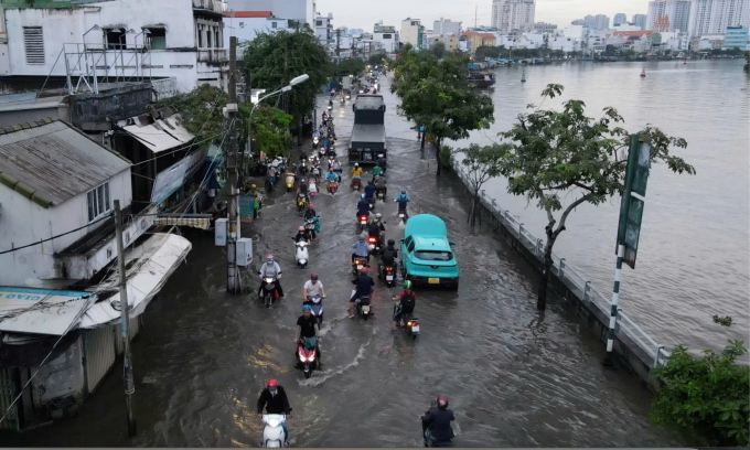 Silný déšť a stoupající příliv způsobily, že 17. října byly zaplaveny asi 2 km ulice Tran Xuan Soan v okrese 7. Foto VnExpress/Gia Minh