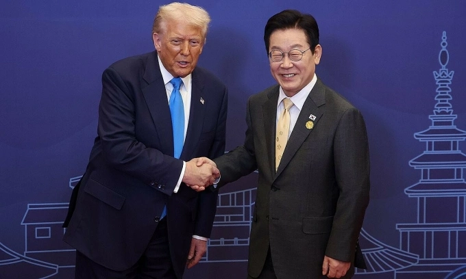 Tổng thống Mỹ Donald Trump (trái) bắt tay Tổng thống Hàn Quốc Lee Jae-myung tại Gyeongju ngày 29/10. Ảnh: Yonhap
