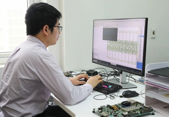 Một học viên chuyên ngành vi mạch bán dẫn đang thực hành thiết kế chip tại Đại học Quốc gia Hà Nội.. Ảnh: ĐHQG HN