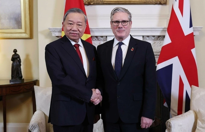 Tổng Bí thư Tô Lâm bắt tay Thủ tướng Anh Keir Starmer. Ảnh: TTXVN
