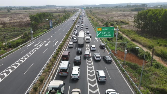 Kẹt xe trên cao tốc TP HCM - Long Thành. Ảnh: Phước Tuấn