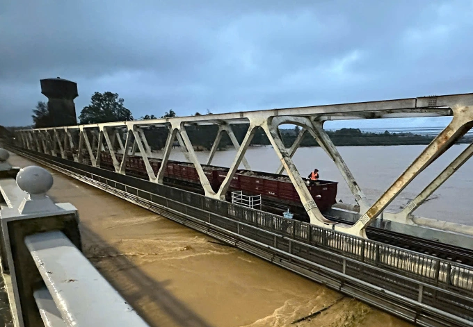 Đoàn tàu hàng nằm trên án ngữ trên cầu đường sắt Bạch Hồ chiều tối 29/10. Ảnh: VNR