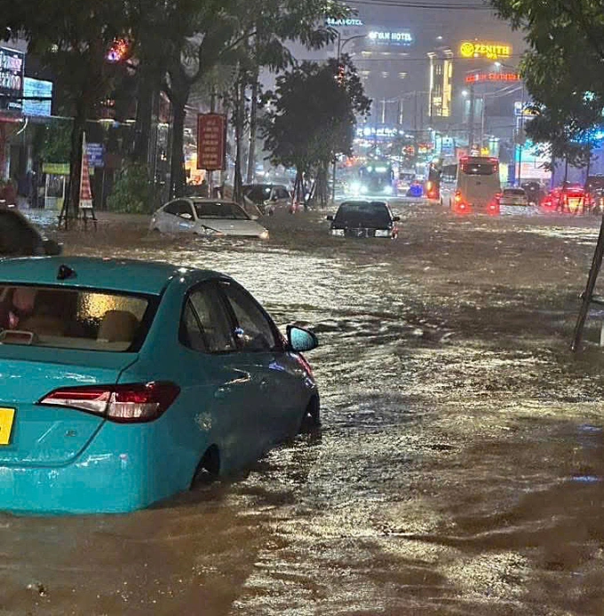 Sau cơn mưa nhiều tuyến đường ở đặc khu Phú Quốc ngập sâu. Ảnh: Dương Đông