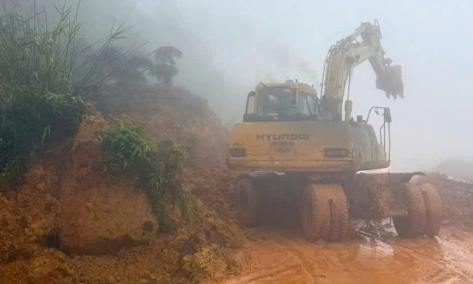 Xe cẩu được điều tới khắc phục sạt lở. Ảnh: Khải Nguyên