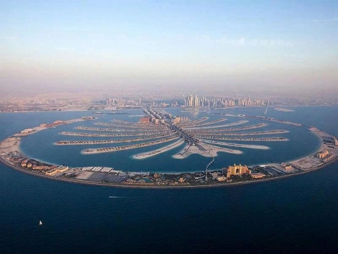 Palm Jumeirah có hình dạng như một thân cây, tỏa ra 16 nhánh lá cọ. Ảnh: Gulf News