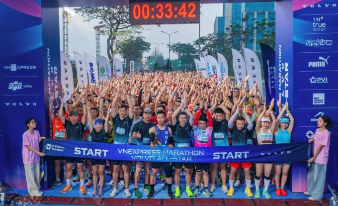 VĐV tham dự VM All-Star mùa 1 chuẩn bị xuất phát ở khu công nghệ cao Hòa Lạc. Ảnh: VnExpress Marathon
