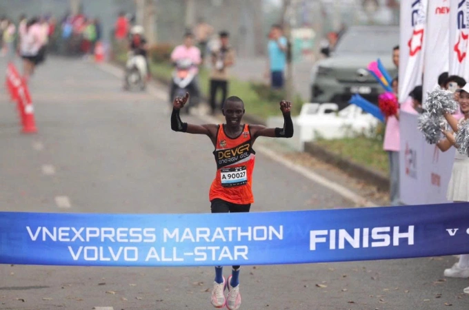 Kennedy Njogu Muhia (Kenya) vô địch giải năm ngoái với thành tích 2 giờ 16 phút 52 giây. Ảnh: VnExpress Marathon