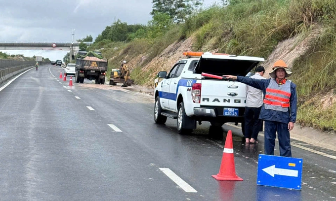 Lực lượng chức năng tổ chức phân luồng và khắc phục sự cố. Ảnh: Khải Nguyên