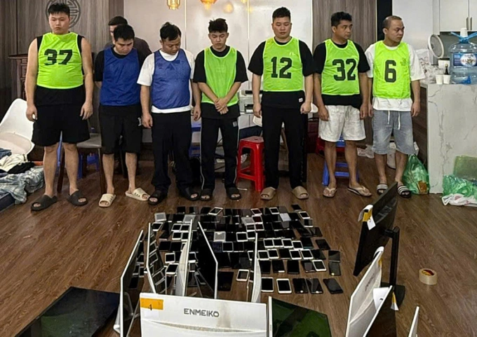 Nhóm người Trung Quốc và tang vật dùng để lừa đảo. Ảnh: Công an cung cấp