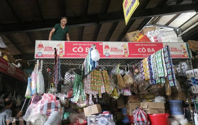 Sàn Ki ốt nơi bà Ba sinh sống trong ba ngày lũ. Ảnh: Đắc Thành