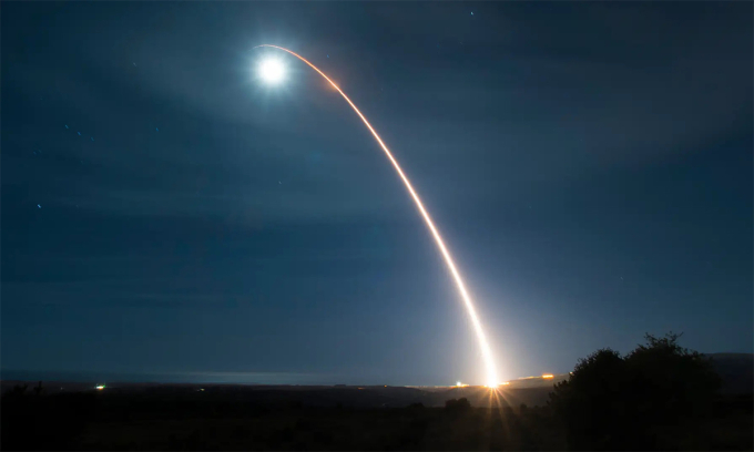 Tên lửa đạn đạo xuyên lục địa Minuteman III rời bệ phóng tại căn cứ Vandenberg, bang California, Mỹ tháng 2/2020. Ảnh: USAF
