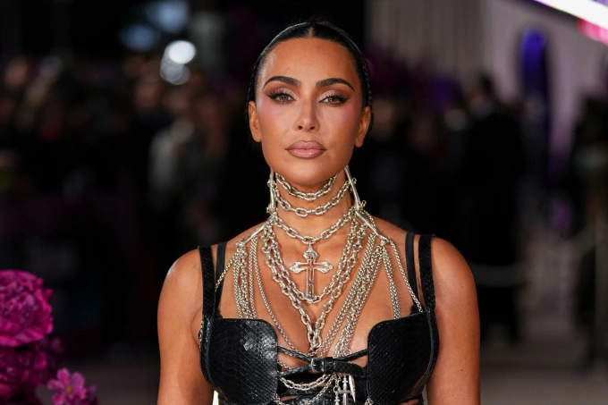 Kim Kardashian tại sự kiện ra mắt phim truyền hình Alls Fair tại London, Anh ngày 22/10. Ảnh: AP
