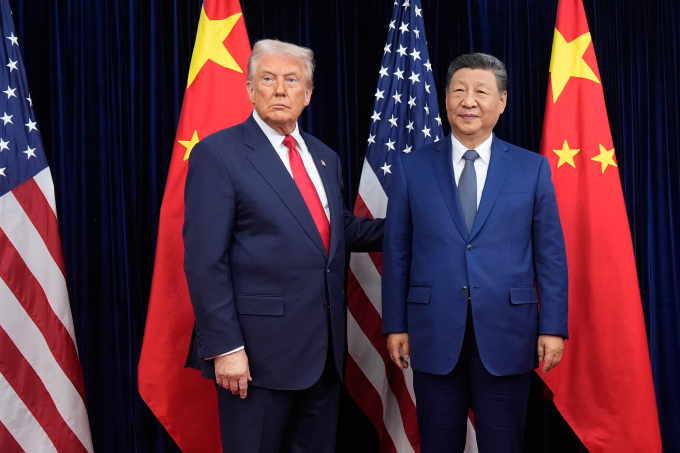 Tổng thống Mỹ Donald Trump (trái) và Chủ tịch Trung Quốc Tập Cận Bình tại cuộc gặp ở thành phố Busan, Hàn Quốc ngày 30/10. Ảnh: AP