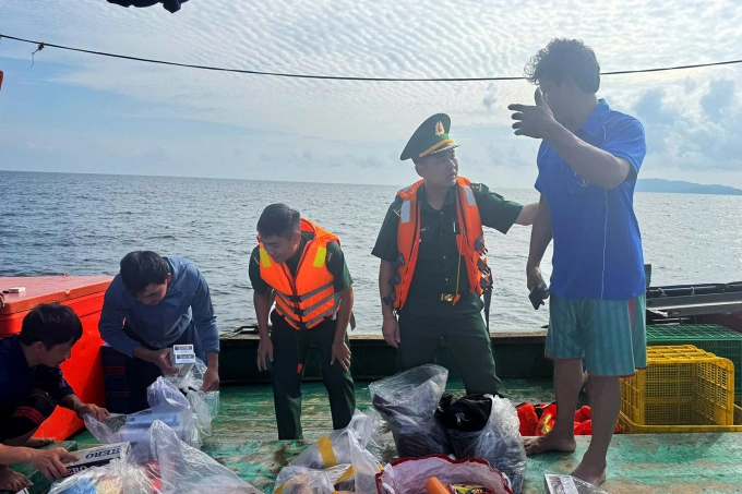 Các thuyền viên khi được Bộ đội Biên phòng hỗ trợ đưa về Côn Đảo. Ảnh: Huyền Thu