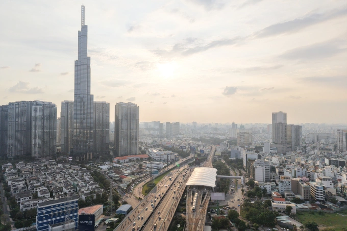 Ga Tân Cảng được lắp thang máy hỗ trợ người đi bộ. Ảnh: Thanh Tùng