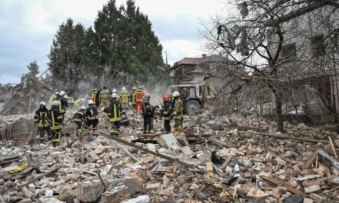 Một ngôi nhà bị phá hủy sau đòn tập kích vào làng Lapaivka ở ngoại ô thành phố Lviv hôm 5/10. Ảnh: Reuters