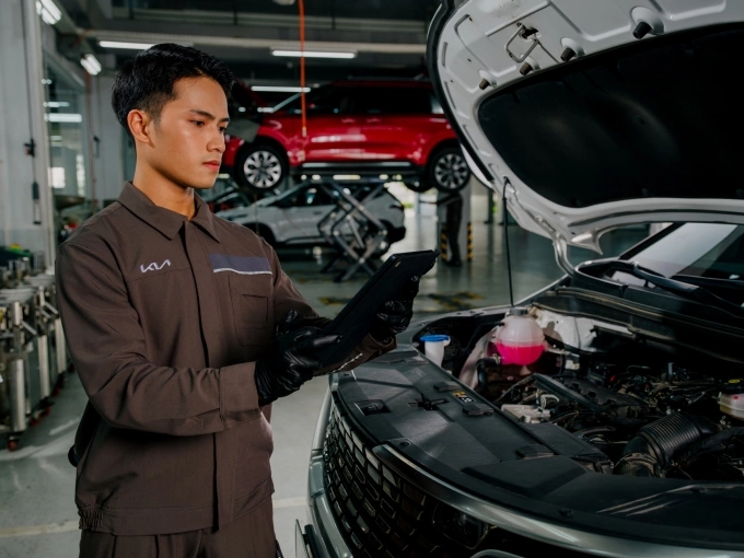 Kỹ thuật viên Kia kiểm tra một mẫu xe. Ảnh: Thaco Auto