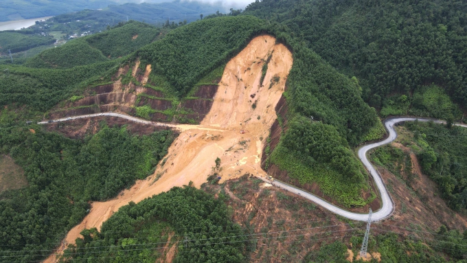 Một mảng đồi sạt lở ở Đà Nẵng. Ảnh: Đắc Thành