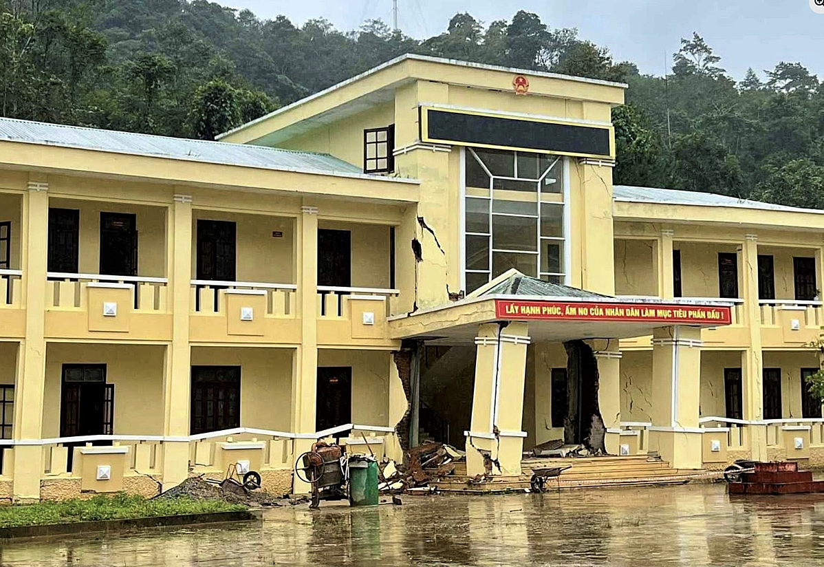 Trụ sở xã nứt toác, nghiêng ngả sau mưa lớn kéo dài
