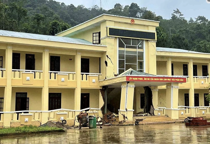 Khối nhà 2 tầng của trụ sở UBND xã Hùng Sơn bị nứt toác, nghiêng ngả do mưa lớn kéo dài. Ảnh: UBND xã Hùng Sơn