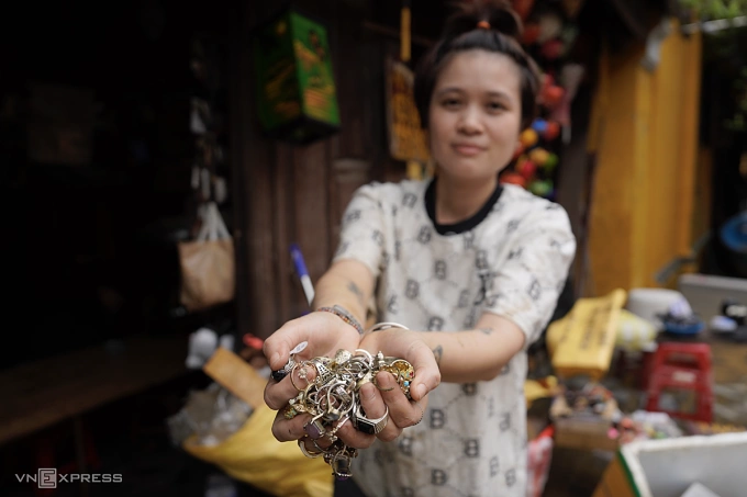 Chị Thảo với số nhẫn lưu niệm bị hư hỏng. Ảnh: Nguyễn Đông