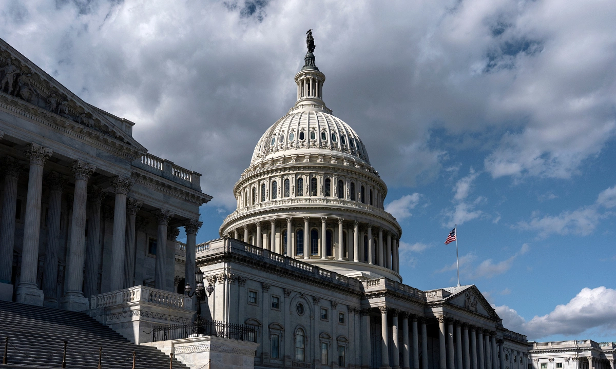 Đa số người Mỹ ủng hộ quan điểm của phe Dân chủ về mở cửa chính phủ