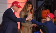 Vợ chồng ông Trump phát kẹo Halloween cho trẻ em ở Nhà Trắng