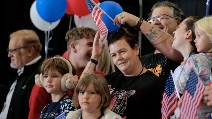 Những người Nam Phi đến Mỹ với tư cách người tị nạn tại buổi lễ chào đón ở Virginia hôm 12/5. Ảnh: AFP