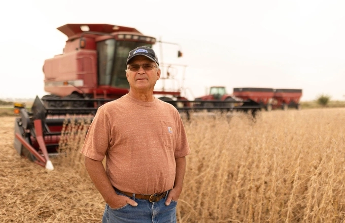 Tom Adam, chủ tịch Hiệp hội Đỗ tương Iowa, bên cánh đồng đỗ tương ở Harper, bang Iowa, hồi đầu tháng 10. Ảnh: ISA