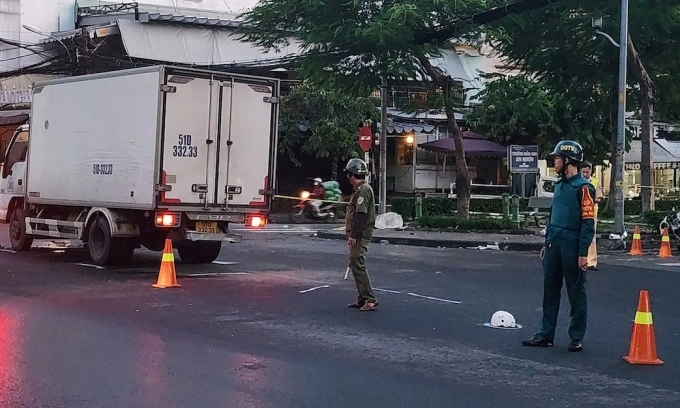 Cảnh sát phong toả hiện trường điều tra nguyên nhân. Ảnh: Đình Văn