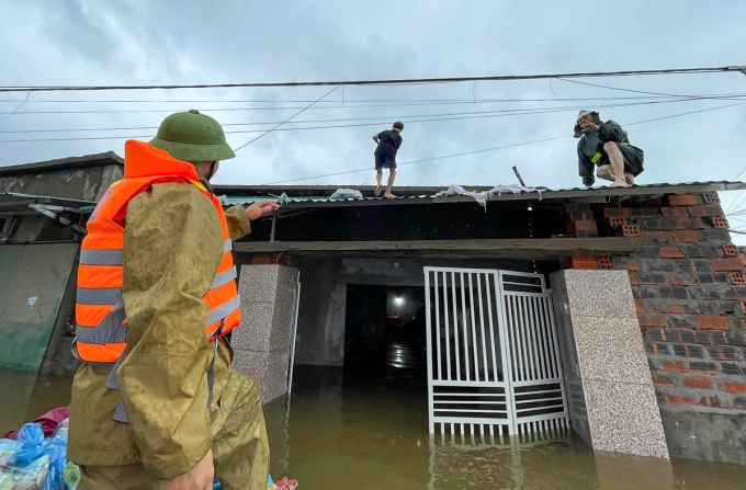 Nhà dân ở phường Vũng Áng ngập 40 cm, trưa 31/10. Ảnh: Hùng Lê