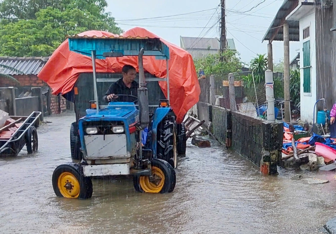 Người dân ở Quảng Trị dùng máy cày đưa lúa đi tránh lũ. Ảnh: Thanh Sơn