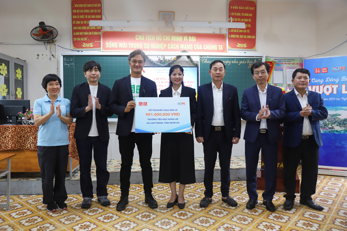 Đại diện Công ty UNIQLO và Quỹ Hy Vọng trao tài trợ cho trường Tiểu học Lam Thành. Ảnh: Đức Hùng