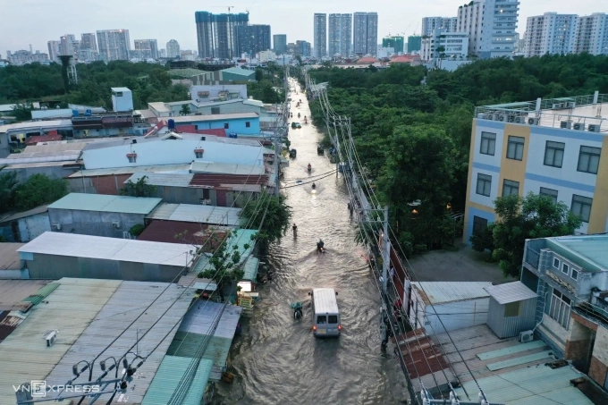 Đường Gò Ô Môi thuộc phường Phú Thuận (quận 7 cũ) địa hình thấp thường ngập khi triều cường. Ảnh: Đình Văn