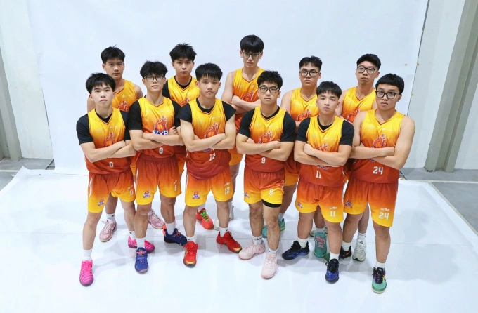 Các thành viên đội nam THPT Marie Curie. Ảnh: VYB