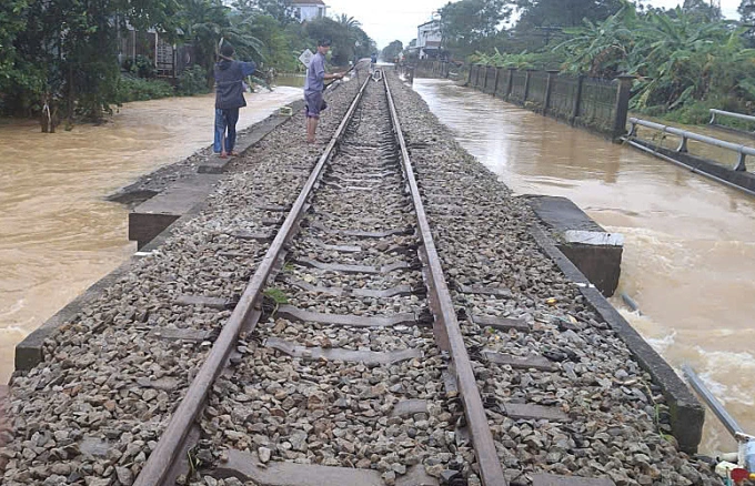 Đường sắt được gia cố trước khi thông tuyến. Ảnh: VNR